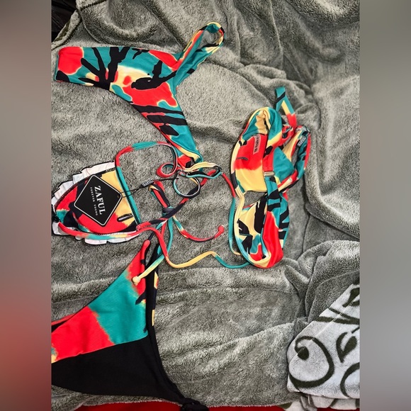 Bikini - Picture 3 of 3